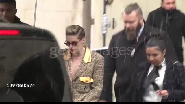 Кристен покидает показ Chanel - 22 01 19 смотреть онлайн