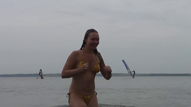 девушка падает в воду и приезж смотреть онлайн