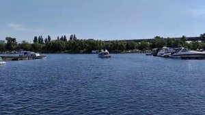 Выход катера большую воду реки Днепр движение на трех электромоторах и ночная стоянка на берегу