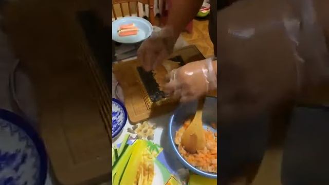 Крутим КимБаб , традиционная корейская еда! смотреть онлайн