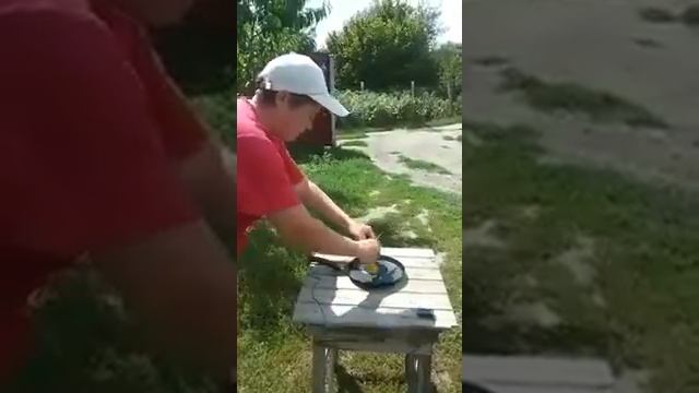 Волгоградка жарит яйца на раскаленной солнцем сковороде смотреть онлайн