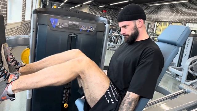 Dwayne Johnson leg day / повторили тренировку ног скалы джонсана смотреть онлайн