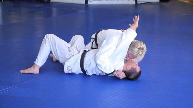 Henry Akins a Teaches Side Contorl Escape At Dynamix BJJ In West LA смотреть онлайн