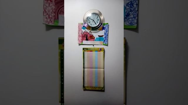Часы и календарь весит на стене в комнате 39. смотреть онлайн