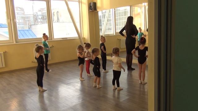 Тренировка по художественной гимнастике младшей группы детской школы №1 г.Екатеринбурга смотреть онлайн