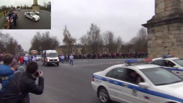 Олимпийский огонь в г. Гатчина. Взгляд камерой МШ из толпы. смотреть онлайн