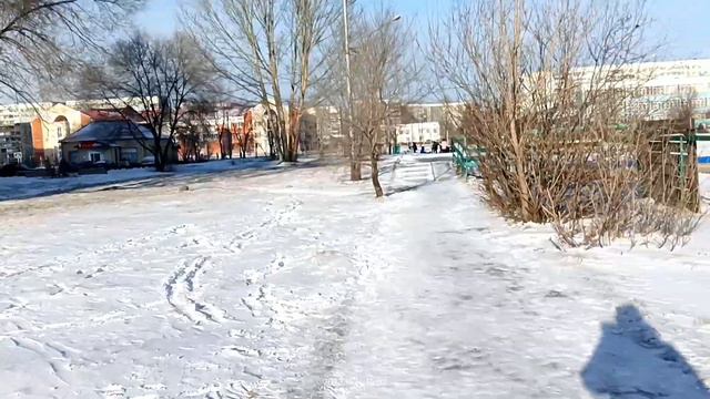 У нас похолодало....но гулять надо при любой погоде смотреть онлайн