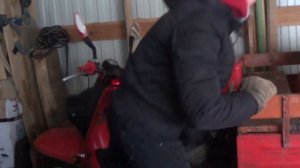 #МотоМаня заводит мотороллер муравей в мороз. Завёлся - не значит "поехал"(