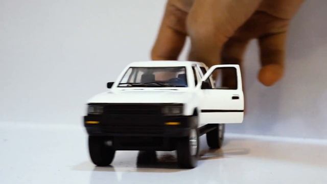 Unboxing of Metal Toyota HiLux 4X4 1997 - Diecast Model Car смотреть онлайн