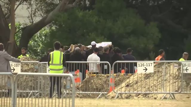 Christchurch shootings: Mourners begin to bury their dead смотреть онлайн