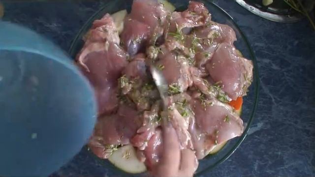 Рецепт: Куриные бедра с кабачком смотреть онлайн