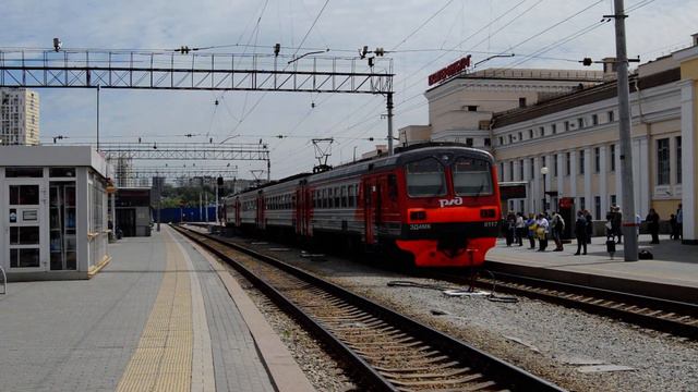 ЭД4МК-0117, ЭП2К-292 и детская песенка на вокзале станции Екатеринбург-Пассажирский смотреть онлайн