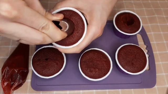 Капкейки "Красный бархат"|Клубничная начинка|Стабильный крем из сметаны смотреть онлайн