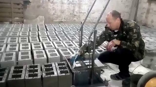Вибростанок для производства шлакоблоков. 90 блоков в час! смотреть онлайн