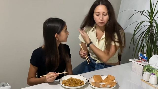 Vlog: готовим КОРЕЙСКУЮ еду ТТОКПОККИ и РАМЕН в рисовой бумаге/ МУКБАНГ смотреть онлайн