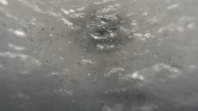 Бурение метрового льда на Волге. Подводные съемки на зимней рыбалке экшн камерой. смотреть онлайн