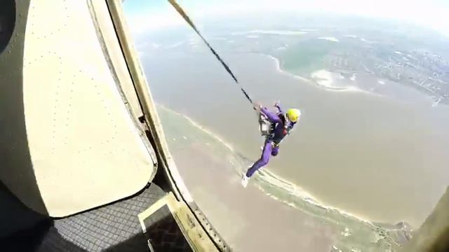 Готов? - Нет! - ДАВАЙ! / Are you ready? - NO! - GO! Прыжок с парашютом / Skydiving смотреть онлайн