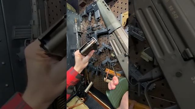 Switzerland’s Cold War Era “AK” Battle Rifle??SIG SG 542 in 1 Minute #Shorts смотреть онлайн