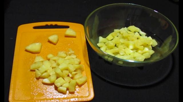 БЕЗУМНО ВКУСНЫЙ САЛАТ С ВЕТЧИНОЙ, АНАНАСАМИ И СЫРОМ, КОТОРЫЙ ГОТОВИТСЯ ЗА СЧИТАННЫЕ МИНУТЫ! смотреть онлайн