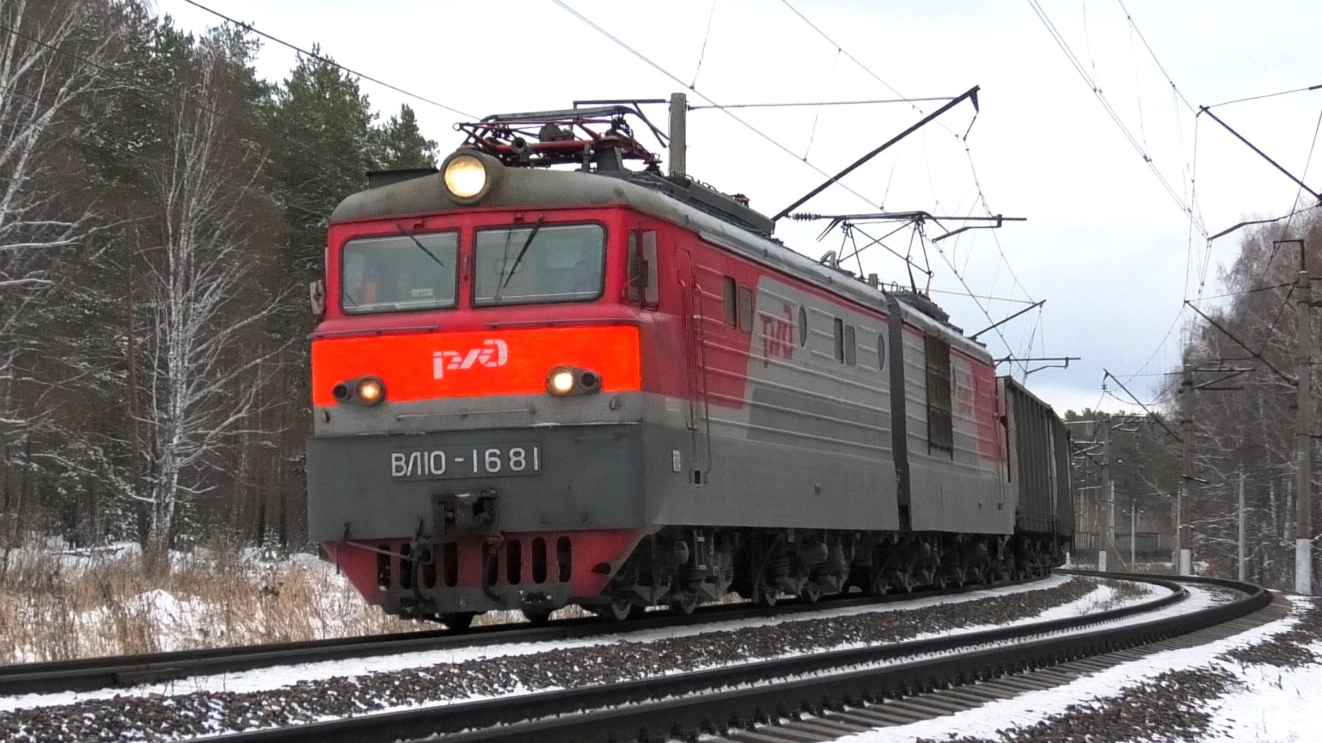 ВЛ10-1681 с грузовым поездом и приветливой бригадой смотреть онлайн