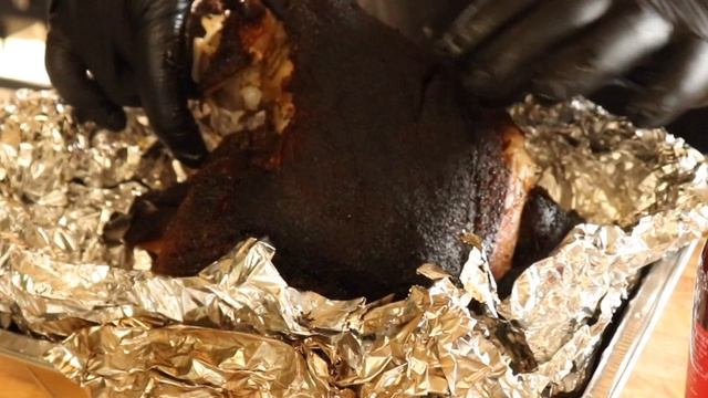 How to Make the most Tender #Pulled Pork in your #Weber смотреть онлайн