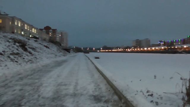 Вечером под мостом плавают утки на реке, река Ока, город Орёл, красный мост смотреть онлайн