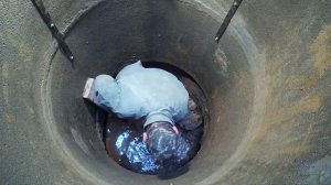 ВОДОПАД В КОЛОДЦЕ. ЧУТЬ НЕ УТОНУЛ .
