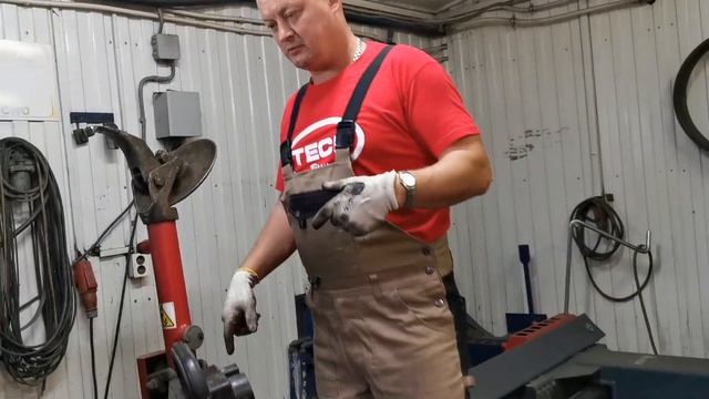 Тестируем ГРУЗОВЫЕ станки в шиномонтаже и делимся секретами. Лайфхаки. Медведь в Культурной Столиц смотреть онлайн