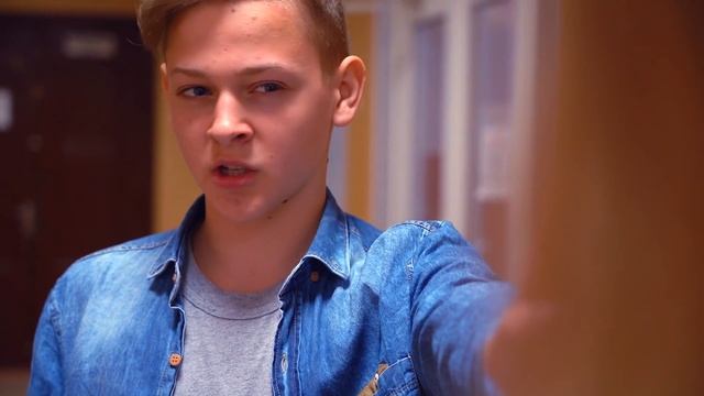 КРАСАВЧИКА ЗАЦЕЛОВАЛИ прямо на уроке смотреть онлайн