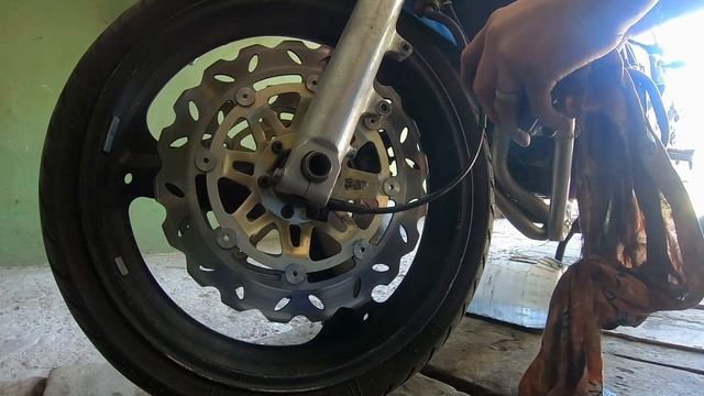 ЧИСТКА И СМАЗКА ЦЕПИ,ТОРМОЗНЫХ СУППОРТОВ НА МОТОЦИКЛЕ HONDA SB 400SF смотреть онлайн