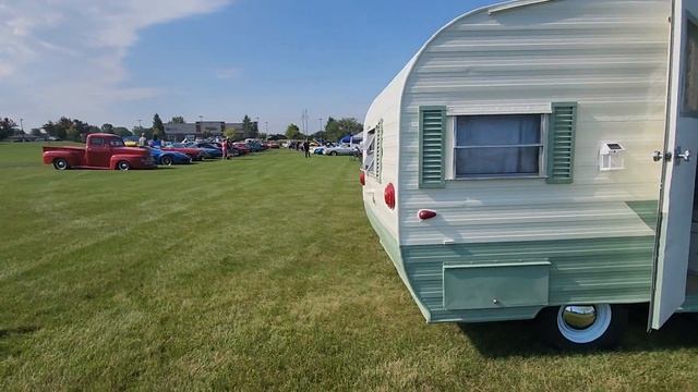 Late 1960s Early 1970s Chevy 3 Door Suburban With Matching Vintage Travel Trailer смотреть онлайн