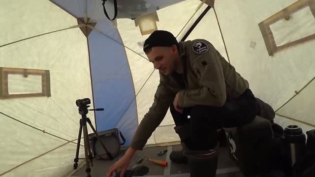 УДОЧКИ УТАСКИВАЕТ ! ОФИГЕЛИ ОТ ТАКОГО КЛЕВА! рыбалка по первому льду