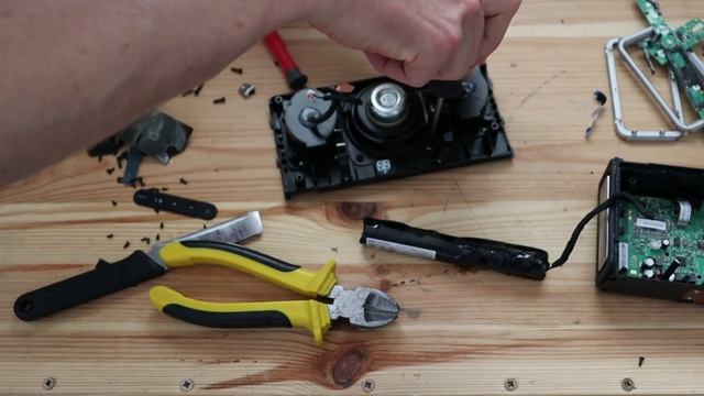 Creative IROAR GO teardown смотреть онлайн