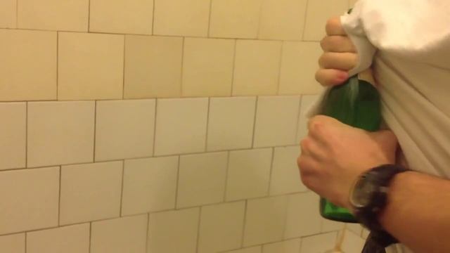 Как сломать дно стеклянной бутылки смотреть онлайн