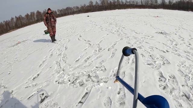 Зимняя рыбалка на МАЛОЙ реке смотреть онлайн