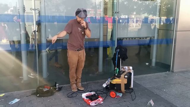 Street artist Moses Concas: harmonica-beatbox in London смотреть онлайн