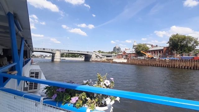 Прогулки по Москве. Прогулка на кораблике от причала Кленовый бульвар до Устьинского моста смотреть онлайн