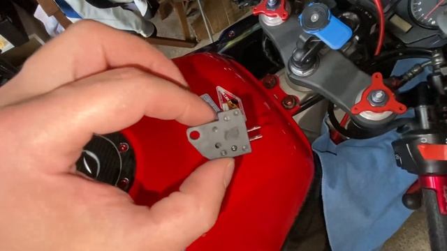 Honda CBR 929 RR Fireblade Front Brake Light Switch Replacement смотреть онлайн