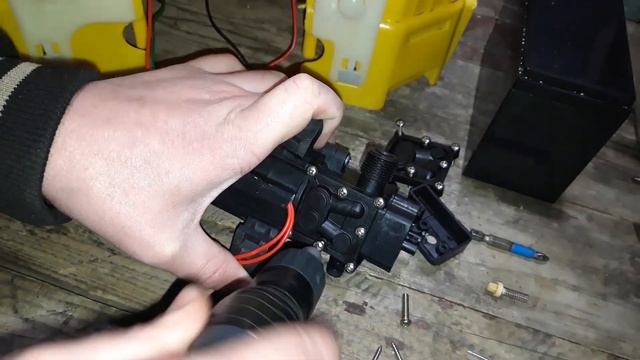 Насос электроопрыскивателя НЕ КАЧАЕТ. Разбираемся с проблемой.