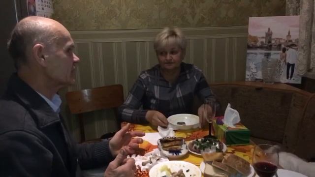 Пришли гости на ужин.Поставила скрытую камеру.Разговоры ни о чем)))