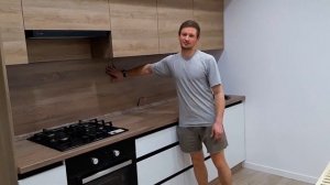 Кухня  с двухуровневыми разноглубокими верхними шкафами, ручкой гола и системой открывания пуш ап.