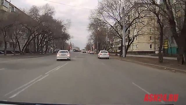 Лихач едет по встречной смотреть онлайн