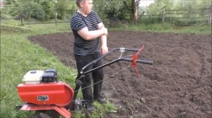 Мотоблок Ока и фрезы целина. Фрезеруем сырой огород. Удаление корней мотоблоком.
