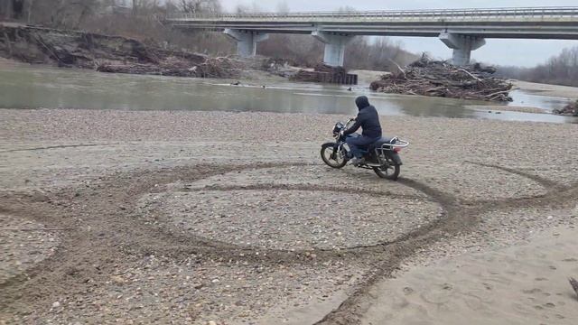 ЗАСТРЯЛИ В ГРЯЗИ НА МОПЕДЕ АЛЬФА, ЖЕСТКАЯ ПОКАТУШКА ПО ГРЯЗИ, СЕРИЯ 2 смотреть онлайн