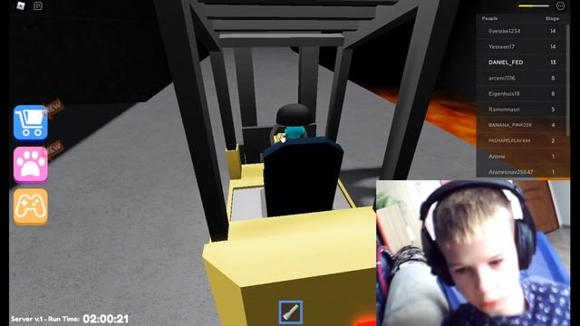 СБЕГАЮ ОТ ЭТОЙ СТРАШНОЙ КУКЛЫ В ROBLOX! смотреть онлайн