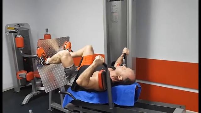 ОДИН ИЗ ВАРИАНТОВ ТРЕНИРОВКИ КВАДРИЦЕПСА, ЯГОДИЦ И ГОЛЕНИ смотреть онлайн