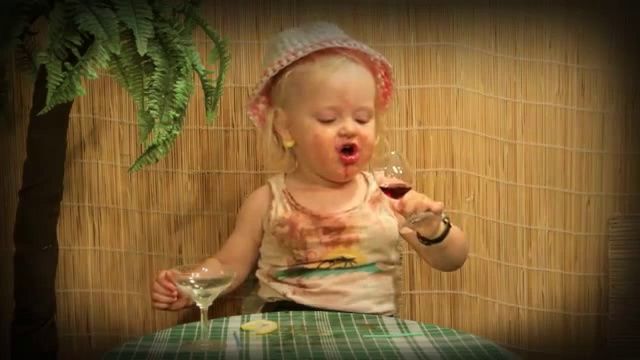 Маленькая девочка разбуянилась в баре. смотреть онлайн