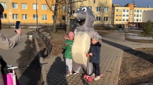 раздаём с подругами детям конфеты в костюме крысы| дарим добро| социальный ролик| волонтёры|  ???