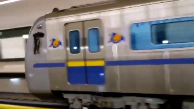 "Отправление поезда" в метро Алматы. Снято на Nokia Lumia 710 смотреть онлайн