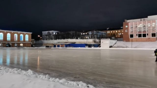 На Центральном стадионе в Мурманске открылся каток смотреть онлайн
